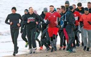 Karol Nawrocki podczas biegu w ramach akcji „Dobry ruch” na plaży w Gdańsku.