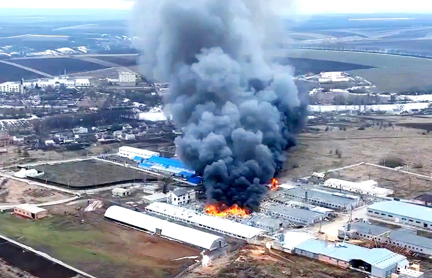 Rosja zaatakowała fabrykę drzwi w regionie charkowskim. 11 marca 2022 r.