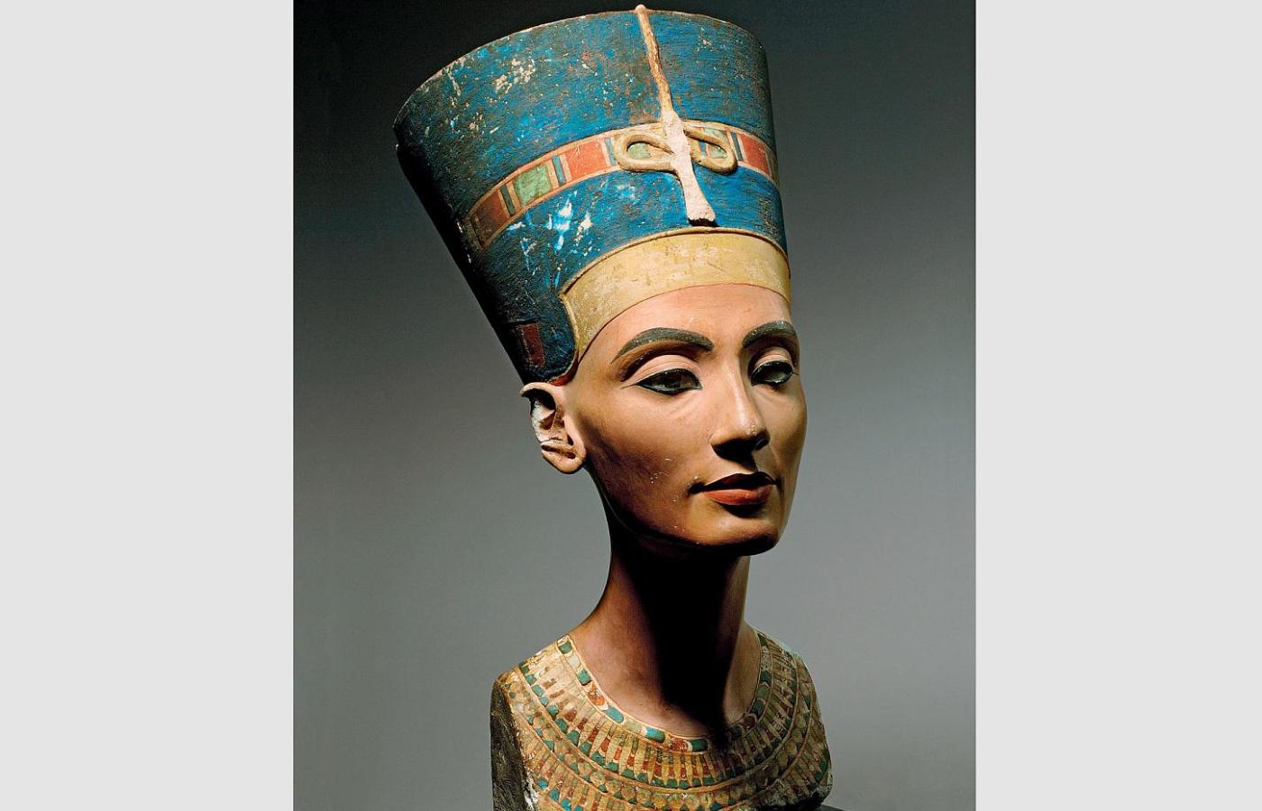 Wapienne, polichromowane popiersie Nefertiti.