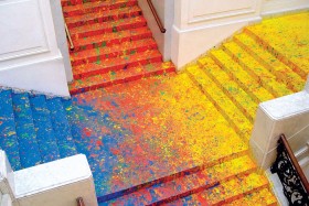 Zachęta (Warszawa): Tarasewicz na schodach. Ogólnie jednak widać, że Zachęta nie może odnaleźć się w sytuacji mocno ograniczonych dotacji.