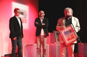 Wojciech Kotecki, Paweł Majkusiak i Olgierd Jagiełło (przy mikrofonie) dziękują za nagrodę dla 19 Dzielnicy w Warszawie.