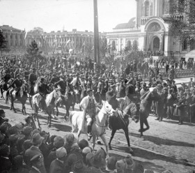 Warszawa, plac Saski (dzis Piłsudskiego). Defilada po zwycieskiej wojnie. Sobór w tle zostanie wkrótce rozebrany.