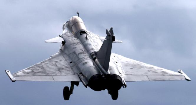 Najbardziej spektakularne było działanie kraju, którego niedawno wcale byśmy o to nie podejrzewali – Francji. Trzy myśliwce Rafale wraz z wielozadaniowym samolotem transportowym A400M lądowały na wschód od Warszawy w chwili, gdy w Brukseli w ubiegły piątek ogłaszano nową sojuszniczą operację „Wschodnia Straż”.