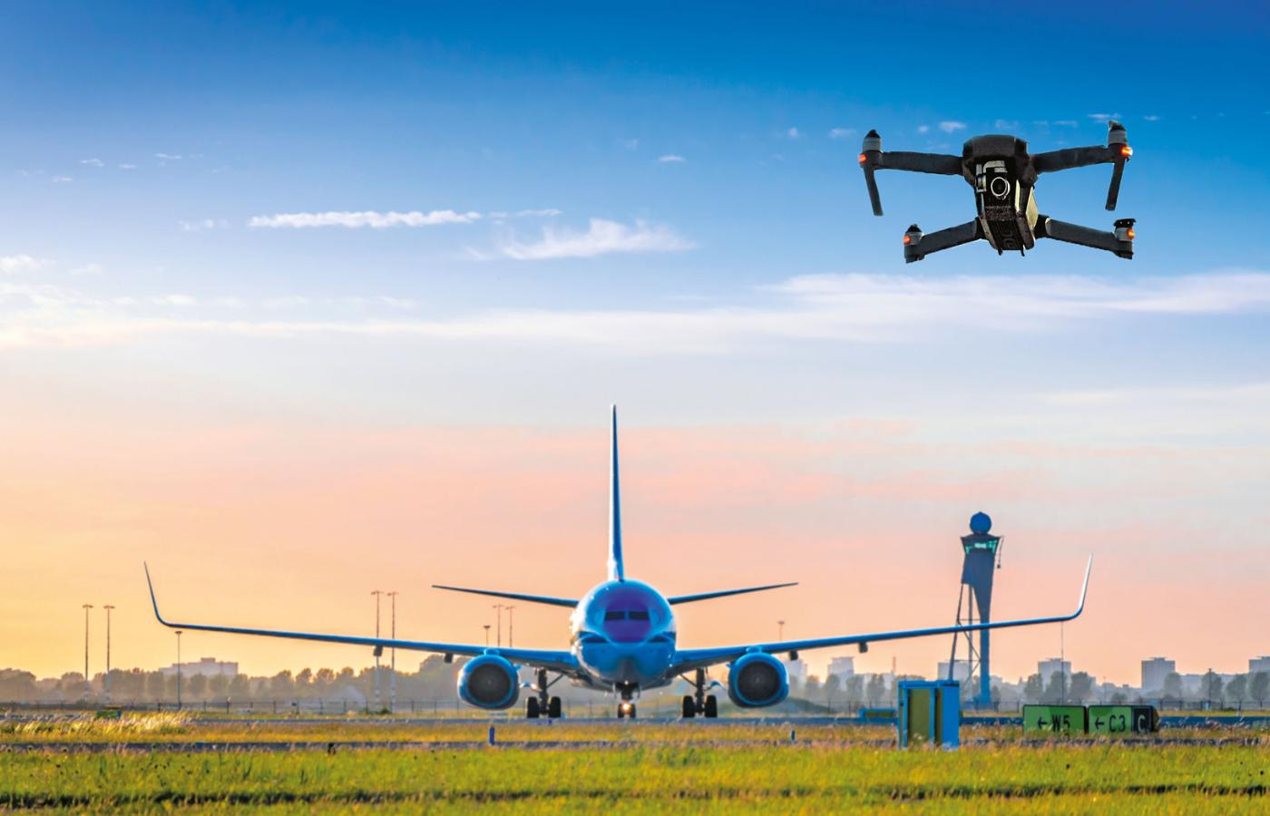 Drony stały się dziś poważnym wyzwaniem dla bezpieczeństwa lotnisk. Kiedyś groźne były ptaki, dziś bezzałogowe statki powietrzne (BSP).