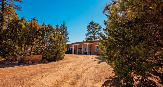 Drzwi do złożoności, czyli główny – nazwany imieniem Murraya Gell-Mana – budynek SFI, położony na szczycie jednego ze wzgórz okalających Santa Fe.