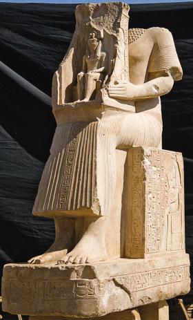 Posąg z Hermontis koło Luksoru, przedstawiający skrybę i medyka Nebamona.