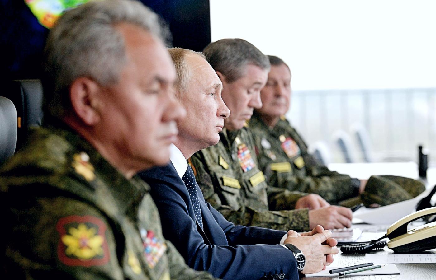 Od lewej: rosyjski minister obrony Siergiej Szojgu, Władimir Putin i szef Sztabu Generalnego Walery Gierasimow. Ćwiczenia Zapad-21 na Białorusi