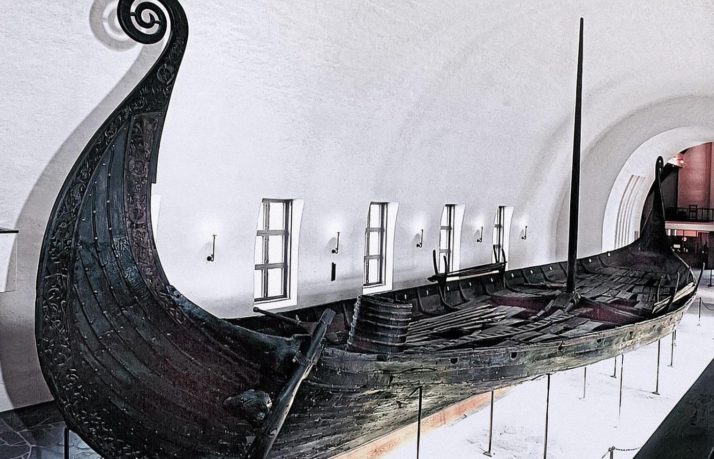 Mieszkańcy Skandynawii w okresie wikińskim stosowali do budowy swoich wspaniałych łodzi ogromne ilości impregnującego dziegciu. Tu licząca 21,5 m długości i 5 m szerokości dębowa łódź z Oseberg z połowy IX w. (dziś w Muzeum Łodzi Wikingów w Oslo).