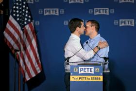 Pete Buttigieg z mężem Chastenem Glezmanem – tuż po ogłoszeniu, że będzie się ubiegał o demokratyczną nominację.