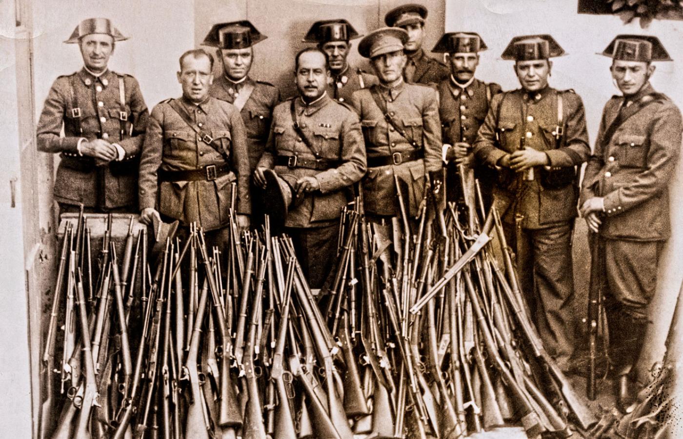 Gen. Franco (czwarty od lewej) prezentuje broń zdobytą od wojsk republikańskich. Frankiści protestowali przeciw polskim dostawom broni dla Republiki.