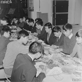 Panowie konsumują. Święto Tet - nowy rok obchodzony wśród Wietnamczyków - studentów Uniwersytetu Warszawskiego pod koniec lat 60. XX wieku.