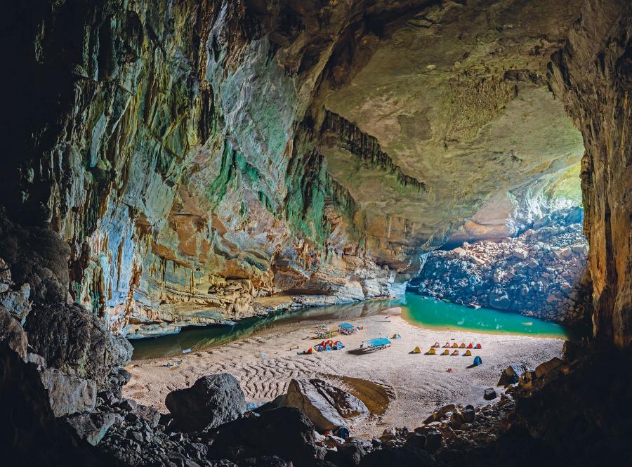 Wnętrze ­jaskini So,n Đoòng (Wietnam).