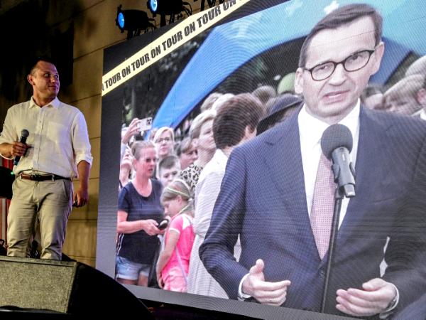 Po lewej Sławomir Mentzen, na monitorze Mateusz Morawiecki