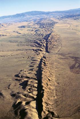 Uskok San Andreas na płaskowyżu Carrizo w Kalifornii Południowej.