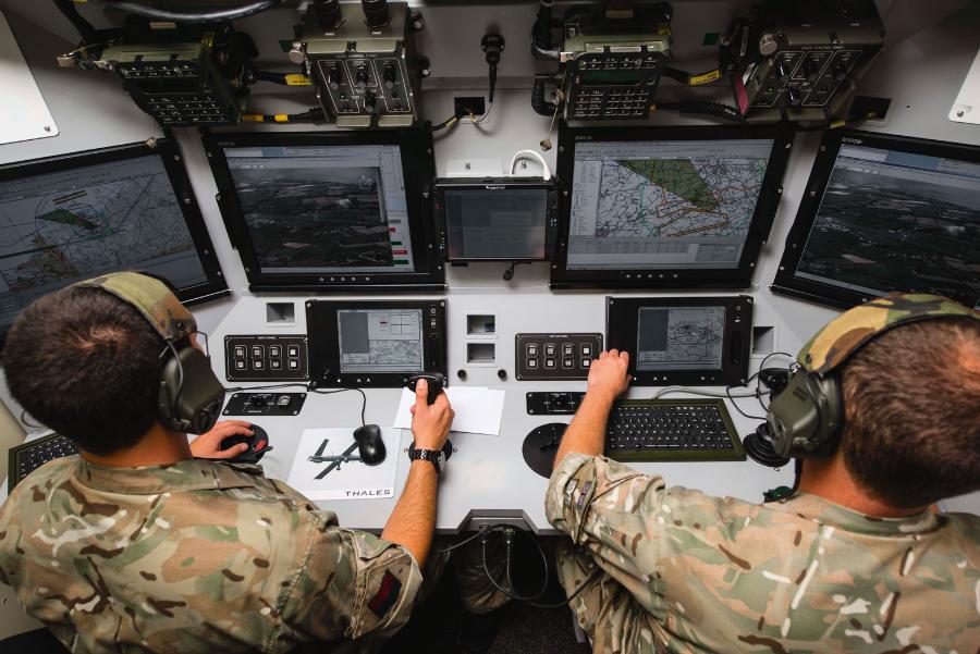 Zaletą bezzałogowców – takich jak Watchkeeper – jest to, że mogą być pilotowane przez obsługę naziemną oddaloną o dziesiątki kilometrów od drona.