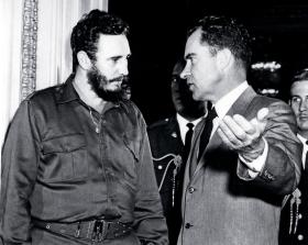 Fidel z Richardem Nixonem, jeszcze jako wiceprezydentem, 1960 r. Ameryka na początku mogła sobie ułożyć stosunki z komunistyczną Kubą. Ale nie chciała.