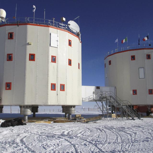 Concordia – stacja francusko-włoska – powstała w 2005 r. Znajduje się na Płaskowyżu Polarnym, ponad 1000 km od wybrzeża, na wysokości 3233 m n.p.m. Temperatury spadają tu nawet do –80ºC, ale za to niebo jest bezchmurne, a atmosfera zawiera bardzo mało aerozoli i pyłów, co sprawia, że jest to idealne miejsce do dokładnych obserwacji astronomicznych. W skład stacji wchodzą dwa budynki o średnicy 18,5 m, które stoją na kolumnach wyposażonych w układ hydrauliczny. Jedna wieża przeznaczona jest do cichych zajęć (sypialnie, laboratoria, szpital itp.), druga – do aktywności generujących hałas (np. kuchnia, salon, sala fitness, warsztaty). Stacja została zaprojektowana zgodnie z warunkami określonymi w traktacie antarktycznym. Ścieki szare (wolne od fekaliów) poddaje się recyklingowi w jednostce uzdatniającej, która powstała we współpracy z Europejską Agencją Kosmiczną. Odpady organiczne są zbierane i przekształcane w kompost w komorze fermentacyjnej. Pozostałe odpady sortuje się i spakowane odsyła do ponownego przetworzenia poza kontynentem. Naukowcy Concordii dysponują różnymi teleskopami, umożliwiającymi np. detekcję tranzytów planet pozasłonecznych czy obserwację formowania się gwiazd. Prowadzony tu program wierceń EPICA (European Project for Ice Coring in Antarctica) pozwala na odtworzenie zapisu klimatu z ostatnich 800 tys. lat.
