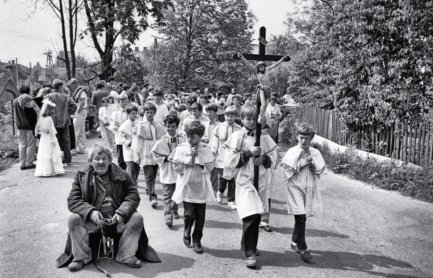 Zdjęcie reportażowe procesji komunijnej w Dębowcu, 1989 r.