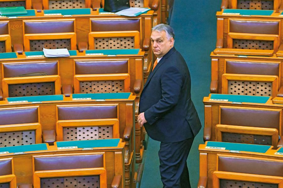 Viktor Orbán jest szczęśliwy, kiedy może coś zablokować.