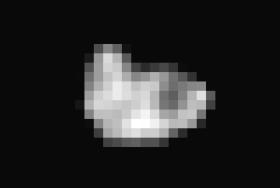 Od kiedy w 2005 r. odkryto Hydrę, jeden z księżyców Plutona była ona niewyraźną kropką o nieokreślonym kształcie i rozmiarze. To zdjęcie zrobiono prawdopodobnie, gdy sonda znajdowała się w odległości ok. 400 tys. km od Hydry. Jak określono w NASA, księżyc ten ma kształt małego ziemniaka o wielkości 43 na 33 km (w tej rozdzielczości na jeden piksel przypadają 3 km).