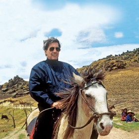 Żona pisarza uważa, że w tamtym zaangażowaniu w politykę chodziło o przeżycie wielkiej przygody, która mogłaby stać się tematem kolejnej powieści.