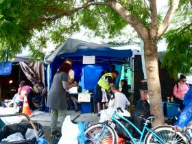 Na skwerze zorganizowano punkt lekarski, miejsce wyrzucania odpadków i stanowisko dla mediów.