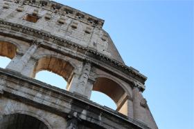 W rzymskim Koloseum często dochodzi do niszczycielskich wybryków, ponieważ amfiteatr Flawiuszów nie jest odpowiednio strzeżony. Między innymi dlatego zwiedzający pozwalają sobie na zostawianie na nim napisów: wydrapują je monetami i scyzorykami.