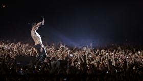 Mimo spadku dochodów całego przemysłu muzycznego ludzie są skłonni płacić coraz więcej za spotkanie z artystą na żywo.