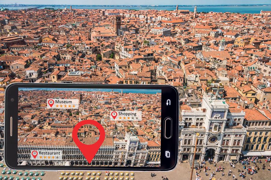 Turystyczne aplikacje AR mają tę przewagę nad książkowymi ­przewodnikami, że pokazują oceny miejsc i obiektów wystawione przez innych zwiedzających.