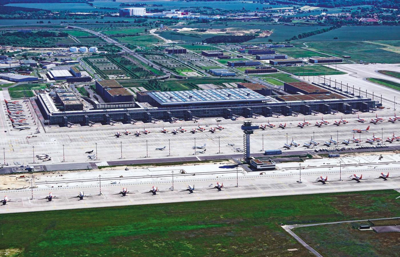 Lotnisko Berlin Brandenburg i samoloty pasażerskie, które z powodu koronawirusa mają przerwę w lataniu.