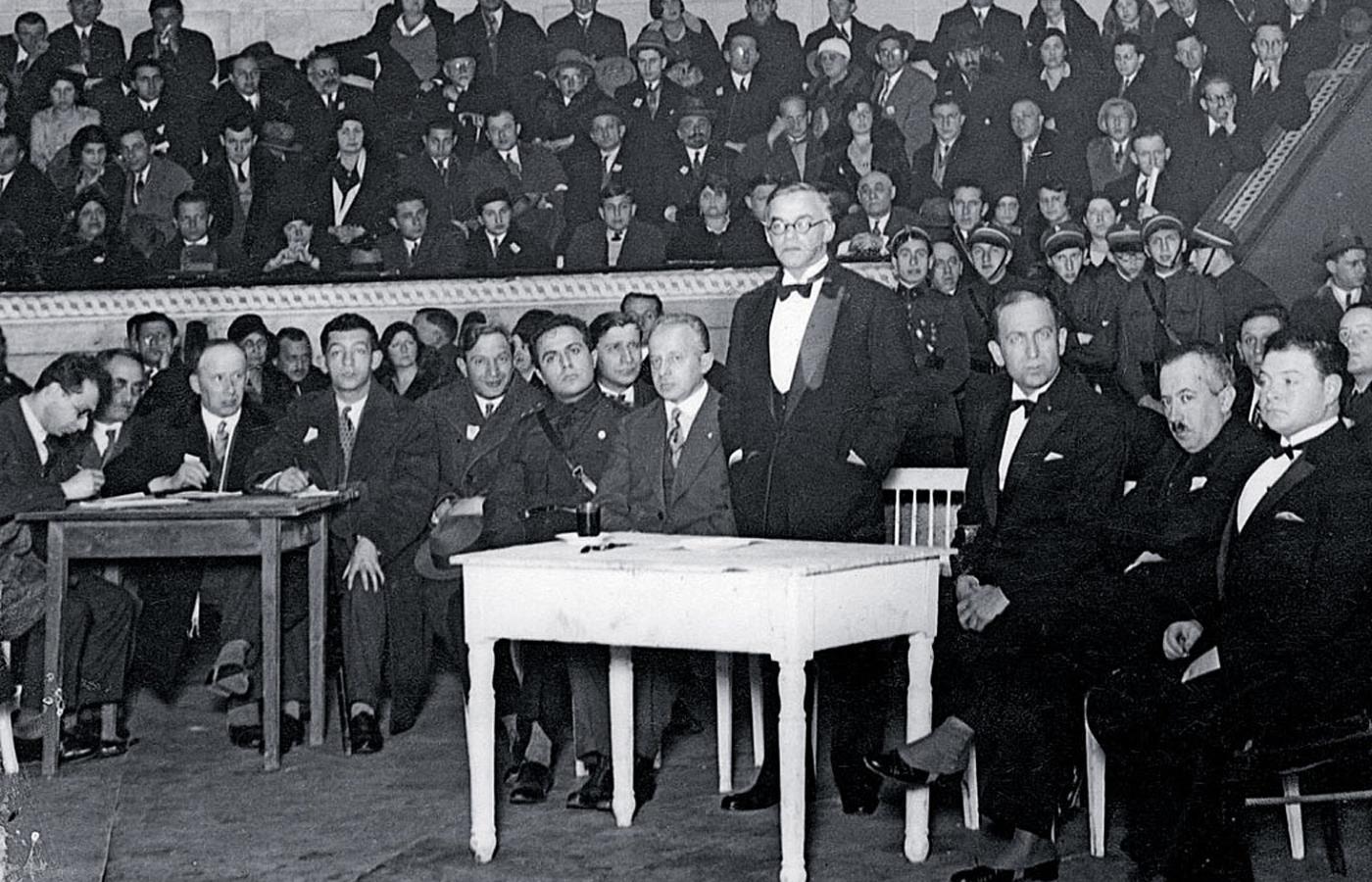Włodzimierz Żabotyński (stoi na pierwszym planie) przemawia podczas zgromadzenia
w gmachu warszawskiego Cyrku, 29 października 1930 r.