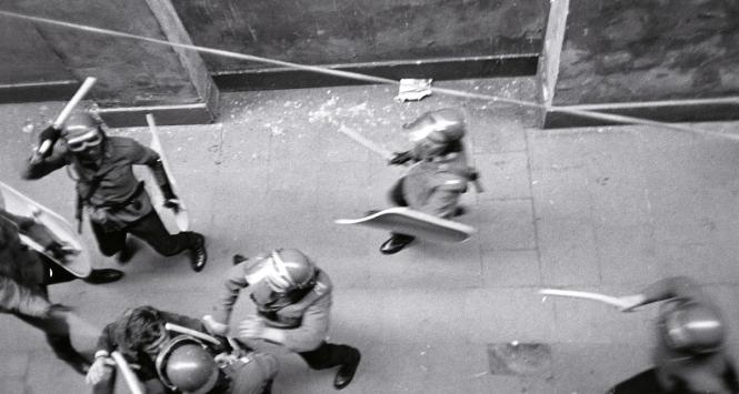 Warszawa, 1983 r., nielegalne obchody 3 maja, ZOMO rozbija manifestację.