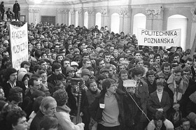 Słowa prymasa powoli docierają do studentów, choć jeszcze nie rozumieją pełnego ich znaczenia.