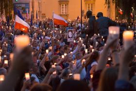 „Obrona demokracji musi wyjść ze społeczeństwa. Inaczej instytucje nie ruszą”.