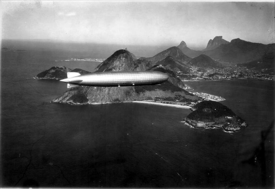 Graf Zeppelin nad Rio de Janeiro w roku 1930.