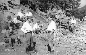 Na bieszczadzkich budowach pracowało między innymi wojsko. Na zdjęciu: przerwa na odpoczynek w kamieniołomie.