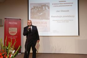 W dziale prac naukowych i popularnonaukowych nagrodę odebrał Jan Olaszek za książkę „Rewolucja powielaczy. Niezależny ruch wydawniczy w Polsce 1976–1989” (Trzecia Strona, Warszawa 2015).
