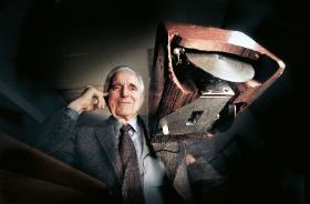Douglas Engelbart w 1968 r. zaprezentował działające w sieci komputery zaopatrzone w graficzne interfejsy, obsługiwane za pomocą klawiatury i myszy, na których można było pracować wspólnie na odległość.