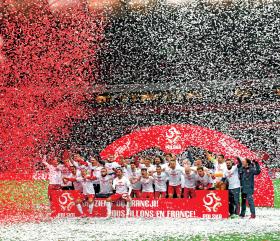 Jedziemy na EuroRadości z powodu zakwalifikowania się jesienią naszej narodowej drużyny piłkarskiej do Euro 2016 nie było końca. Po ostatnim wygranym meczu piłkarzy odwiedził w szatni sam prezydent Andrzej Duda. Mamy wreszcie zawodników odgrywających główne role w mocnych ligach. Robert Lewandowski wspiął się na piłkarskie wyżyny, a selekcjoner Adam Nawałka okazał się porządnym fachowcem. Dobrze wypadliśmy też na szosie. Trzecie miejsce Rafała Majki (we wrześniu w dniu jego 26. urodzin) w klasyfikacji generalnej Vuelta Espana to najlepszy wynik polskiego kolarza w wyścigu tej rangi od 1993 r. (Zenon Jaskuła uplasował się na trzeciej pozycji w Tour de France). Na korcie też wielki sukces: Agnieszka Radwańska triumfowała w WTA Finals w Singapurze, nieoficjalnych mistrzostwach świata, gdzie rywalizuje osiem czołowych zawodniczek światowego rankingu. To jej największy sukces w karierze. A wisienką na torcie było uznanie przez fanów jej finałowego zagrania – za zagranie sezonu. W Pekinie na lekkoatletycznych mistrzostwach świata spadł na nas deszcz medali: 3 złote; 1 srebrny; 4 brązowe. Co prawda młociarz Paweł Fajdek zagubił na kilkanaście godzin swoje złoto, ale uczciwy taksówkarz oddał, co nie należało do niego. Przykrą niespodziankę sprawili za to polscy siatkarze, którzy odpadli z mistrzostw Europy po porażce ze Słowenią.