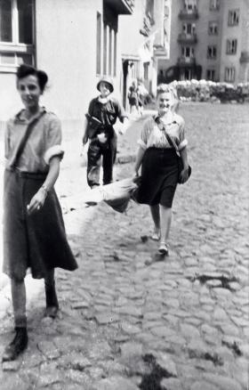 Sanitariuszki z noszami na Jaworzyńskiej