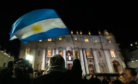 Wieczorem 13 marca 2013 r. wierny z Argentyny przed bazyliką św. Piotra. Mieszkańcy Ameryki Łacińskiej przeżywają wybór kardynała Argentyńczyka, jak Polacy wybór Karola Wojtyły w 1978 r.