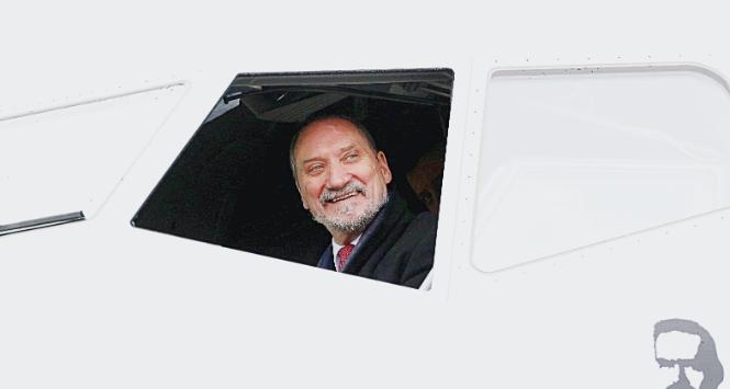 Szef MON Antoni Macierewicz w zakupionym samolocie. Warszawa, listopad 2017 r.