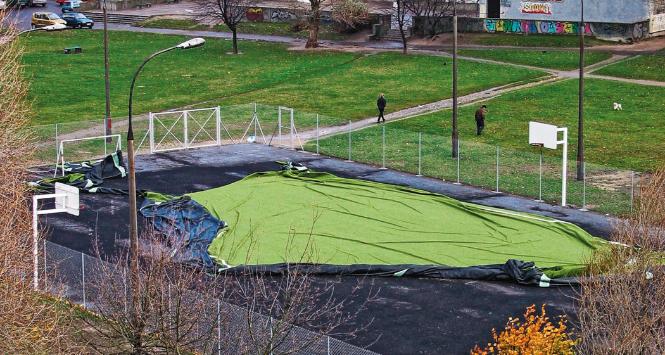 Handel używaną sztuczną trawą z orlików kwitnie w całej Polsce.