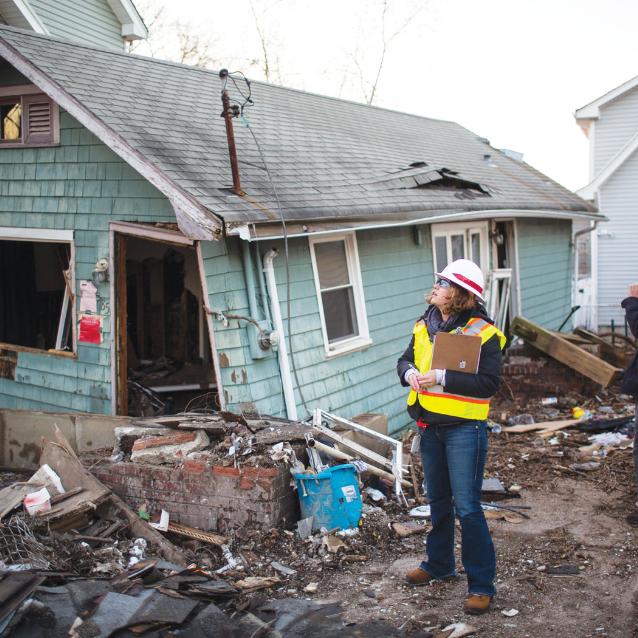 Zniszczenia spowodowane przez huragan Sandy na wyspie Staten Island w 2012 roku.