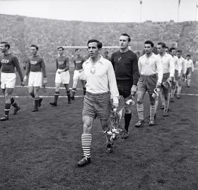 Gerard Cieślik na czele naszej drużyny przed pamiętnym wygranym przez Polskę meczem z ZSRR w Chorzowie, 1957 r.