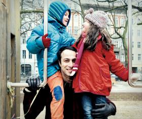 Cem czuje się świetnie w multikulturalnej atmosferze Neukolln. Na spacer z córką Aurą wziął synka Lisy.