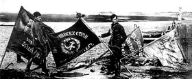 Żołnierze polscy ze zdobycznymi sztandarami Armii Czerwonej. Fot. Wikipedia