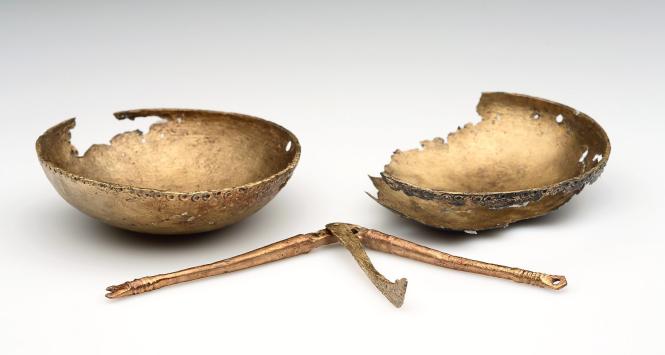 Znaleziona w jednym z grobów w Bodzi waga szalkowa z brązu.