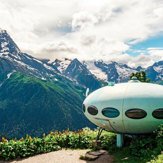 Z ­przypominającego UFO hotelu Tarelka w Dombaju w Karaczajo-Czerkiesji można podziwiać zapierający dech w piersiach widok zawsze ośnieżonych czterotysięczników Kaukazu Wielkiego. Hotel ­usytuowany jest na wysokości 2400 m n.p.m. i można się do niego dostać tylko kolejką lino­wą. Powstał w latach 60. XX w. wg projektu fińskiego architekta Mattiego Suuronena.