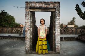 Achal Pandey, 9 lat. Ma brata. KSIĄŻKĘ do nauki sanskrytu kupiła na targu. Sanskryt to jej ulubiony przedmiot w szkole, w przyszłości chciałaby go nauczać. Rano chodzi do szkoły, potem pomaga mamie - sprząta i gotuje. Bawi się też z dziećmi. Kakathi